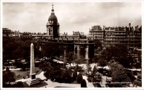 Ak Birmingham West Midlands England, Kathedrale in  Obelisk im Vordergrund, Bäume,  Gebäude
