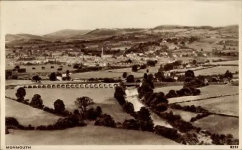 Ak Monmouth Wales, Landschaftsaufnahme von  Fluss, Brücke, Hügel, Bäume