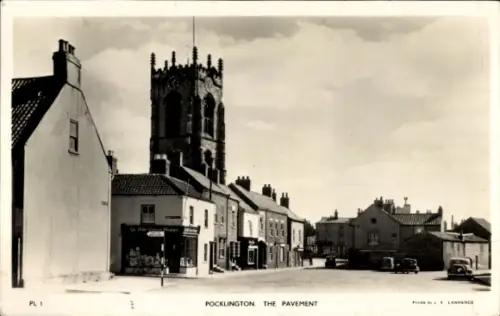 Ak Pocklington East Riding of Yorkshire England,  der Pavement, Gebäude, Autos, Uhrturm