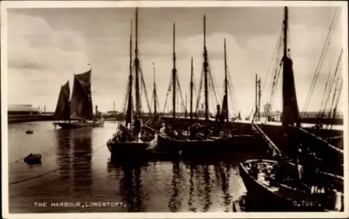 Ak Lowestoft Suffolk England, Hafenansicht, Boote, Segelboote, Wasseroberfläche, Lowestoft