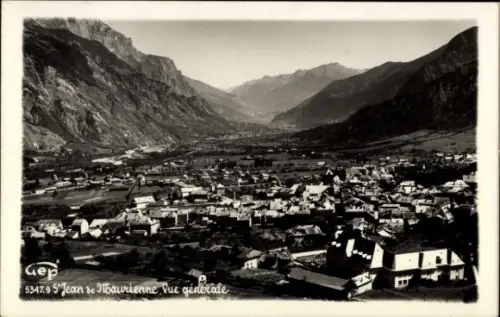 Ak Saint Jean de Maurienne Savoie, Blick auf  Berge im Hintergrund, Schwarz-Weiß-Foto