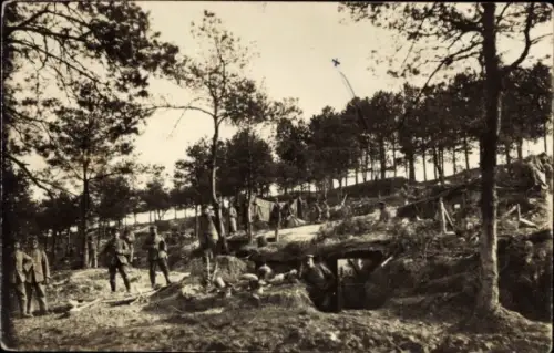 Foto Ak Rethel Ardennes, Hexenkessel, Deckung im Ruhelager, Kriegsschauplatz 1. WK