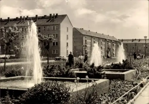 Ak Riesa an der Elbe Sachsen, Brunnen, Wohngebäude, Menschen, Pflanzen