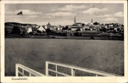 Ak Baumholder im Westrich, Blick auf  Wasserfläche, Häuser, Kirchen, Wolken, Flugzeug