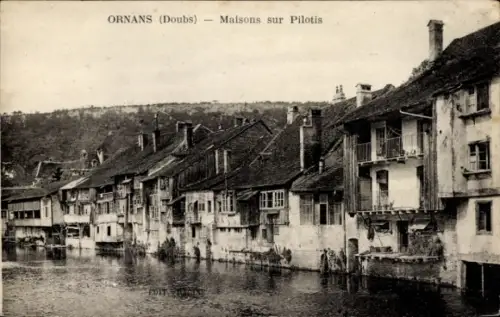 Ak Ornans Doubs, Maisons sur Pilotis
