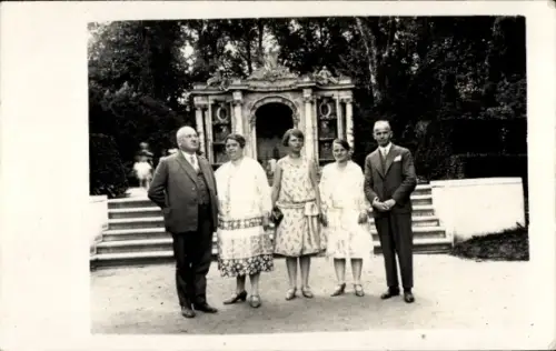 Foto Ak Potsdam in Brandenburg, Gruppenportrait in den Parkanlagen