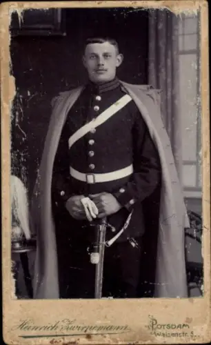 CdV Potsdam, Deutscher Soldat in Uniform, Mantel, Fotograf Heinrich Zwirnemann, Waisenstr. 56