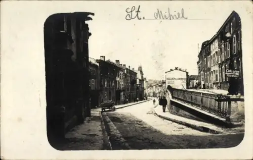 Foto Ak Saint Mihiel Meuse, Straßenpartie