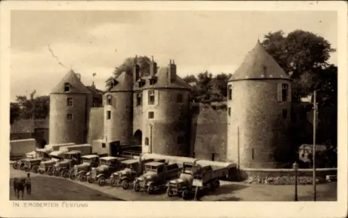 Ak Péronne Somme, eroberte Festung, deutsche Armeefahrzeuge