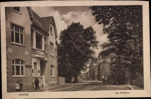 Ak Moers am Niederrhein, Straße in  Gebäude, Bäume, Personen, Aufschrift 'Am Kirchtor'