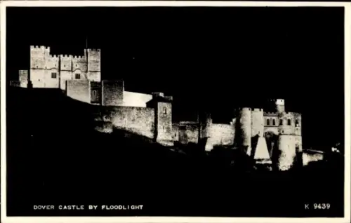 Ak Dover Kent England, Dover Castle bei Flutlicht, Nachtaufnahme, Schwarz-Weiß, K 9439