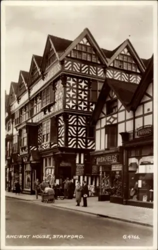 Ak Stafford West Midlands England, Ancient House,  Geschäfte, Menschen, Schwarz-Weiß-Foto