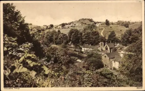 Ak Bakewell Derbyshire England, Landschaft mit Bäumen, Hügeln, Häusern, Kirche, nmotiv
