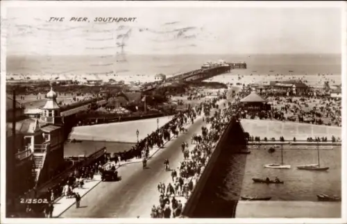 Ak Southport Merseyside England, Pier in  viele Menschen, Strand, Boote,  