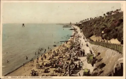 Ak Dovercourt Essex England, Strand, untere Promenade,  Menschen am Strand, Wasser, Palmen