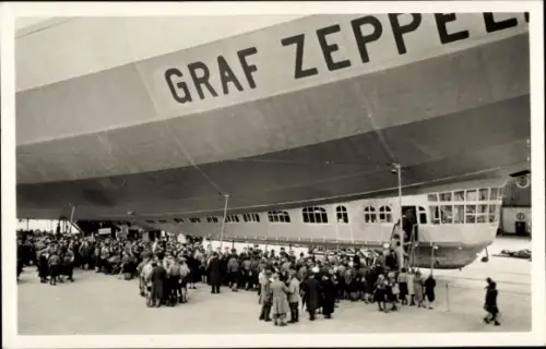 Ak Luftschiff LZ 127 Graf Zeppelin, Eingang in die Führer- und Fahrgastgondel, Besichtigung
