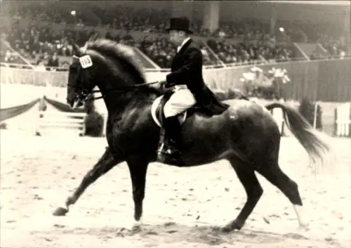 Foto Ak Dressurreiten, Reiter, Zuschauer