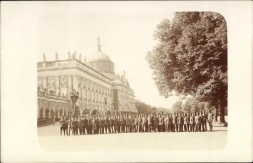 Foto Ak Potsdam, Neues Palais, Soldaten, Gruppenbild
