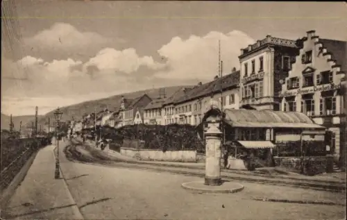 Ak Rüdesheim am Rhein, Straße mit Häusern, Laternen, Schildern, Postament