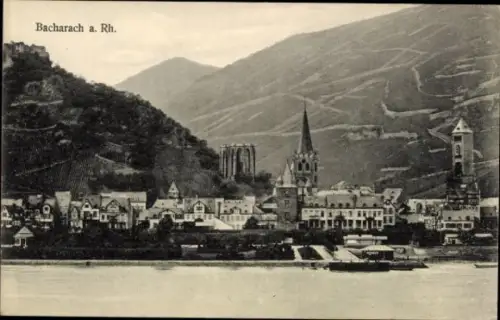 Ak Bacharach am Rhein,  Weinberge, Kirche,  Gebäude