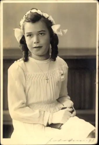 Foto Ak Mädchen-Porträt, Gebetbuch