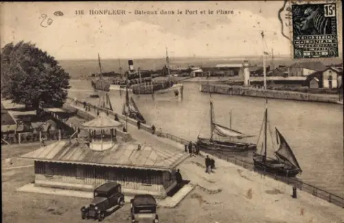 Ak Honfleur Calvados, Blick auf den Hafen, Boote, Leuchtturm,  Autos