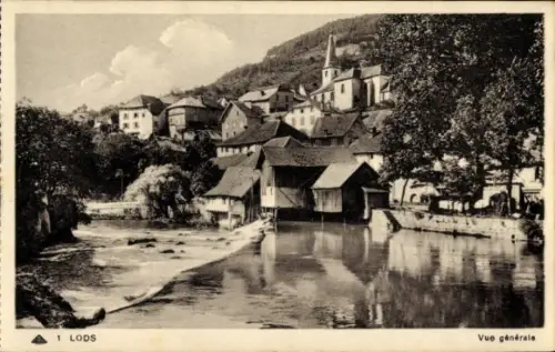 Ak Lods Doubs, Schwarz-Weiß-Bild, Fluss, Häuser, Kirche, Berge, Landschaft