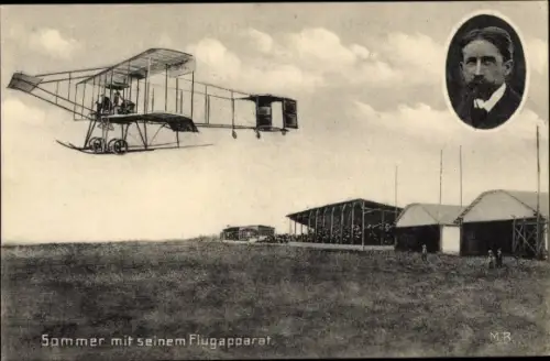 Ak Flugpionier Sommer mit seinem Flugapparat, Biplan, Flugplatz, Hangars