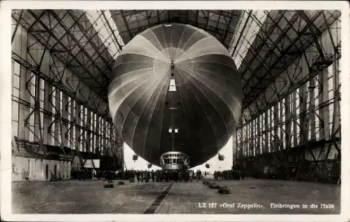 Ak Friedrichshafen am Bodensee, Luftschiff LZ 127, Zeppelin, Einbringen in die Luftschiffhalle