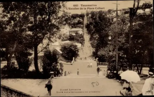 Ak Antananarivo Tananarive Madagaskar, Treppe zur Place Colbert,  Bäume, Menschen, Schwarz-Weiß-F