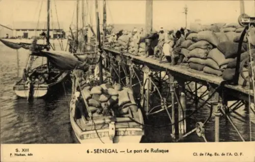 Ak Rufisque Senegal, Hafenansicht, Schiffe, Säcke, Senegal, Rufisque