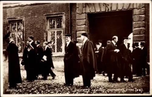 Ak Eton College Berkshire England, Absolventen in Roben,  Männer, Gruppen,  Kleidung