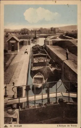 Ak Sedan Torcy Ardennes, L'Ecluse de Torey, Boote im Kanal, Personen am Ufer