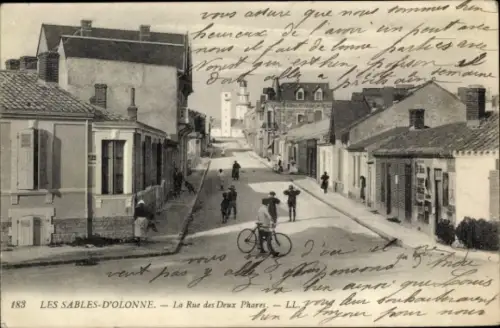 Ak Les Sables d'Olonne Vendée, La Rue des Deux Phares