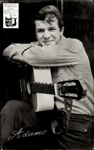 Ak Sänger Adamo, Portrait mit Gitarre