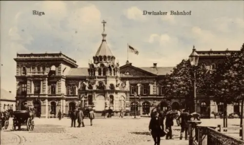 Ak Riga Lettland, Dwinsker Bahnhof, Straßenseite, Passanten
