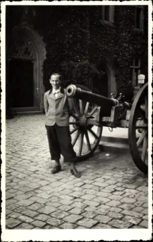 Foto Ak Junger Mann neben einer Kanone