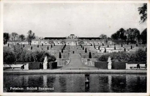 Ak Potsdam Sanssouci, Schloss Sanssouci, Gartenanlagen, Wasserbecken, Statuen