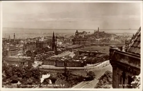 Ak Edinburgh Schottland, Stadtansicht von  Schloss im Hintergrund,  Gebäude, Monumente