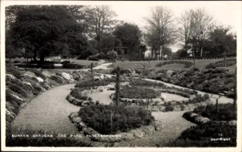Ak Peterborough Cambridgeshire England, Gartenlandschaft, Wege, Pflanzenbeete, Bäume, Park