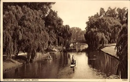Ak Cambridge East England,  Garret Hostel Bridge, Fluss mit Booten, Bäume am Ufer