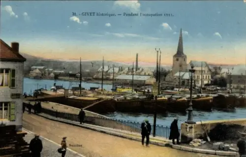 Ak Givet Ardennes,   Ansicht, Schiffe im Hafen, Kirche im Hintergrund, 1915