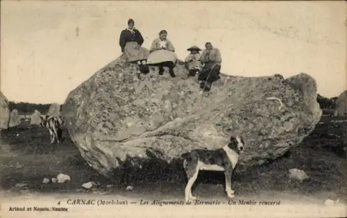 Ak Carnac Morbihan, 4  Menhir, Kermario, Steinmenhirs, Menschen, Hund