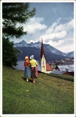 Ak Kirche, Wohnhäuser, Berglandschaft, Zwei Frauen