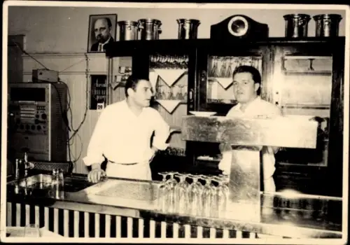 Foto Falkensee Havelland, Gastwirte hinter einem Tresen, Ausschank, Walter Ulbricht Portrait