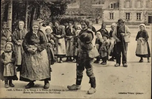 Ak Langonnet Morbihan, Gruppe in Trachten, Suppenspeisung am Portal der Abtei