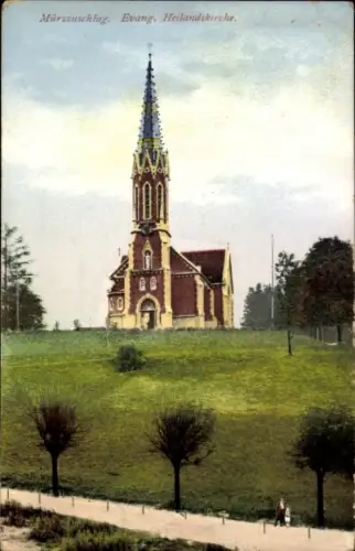 Ak Mürzzuschlag Steiermark, Evang. Heilandskirche,  grüne Wiese, Bäume, Spaziergänger