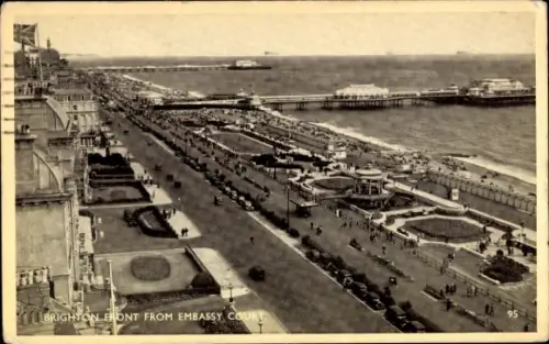 Ak Brighton East Sussex England, Blick auf den Brighton Front, Strandpromenade, Menschen, Autos, 