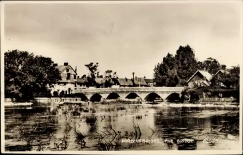 Ak Fordingbridge Hampshire England, Fording Bridge, Wasser, Bäume, Häuser, 