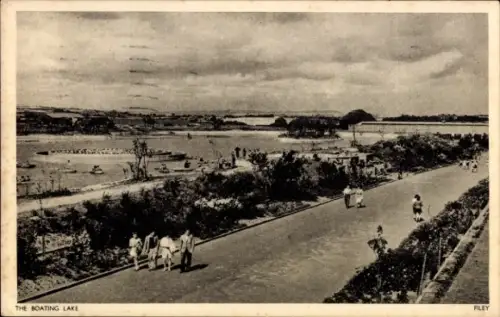 Ak Filey Yorkshire England, Bootssee, Spaziergänger, Bäume, Wasser, Boote